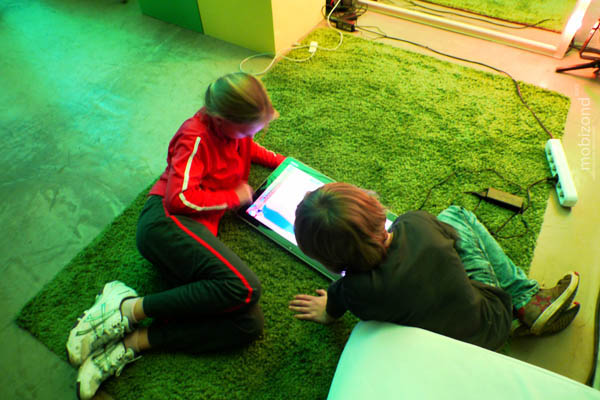 Дети играют на презентации Windows 8