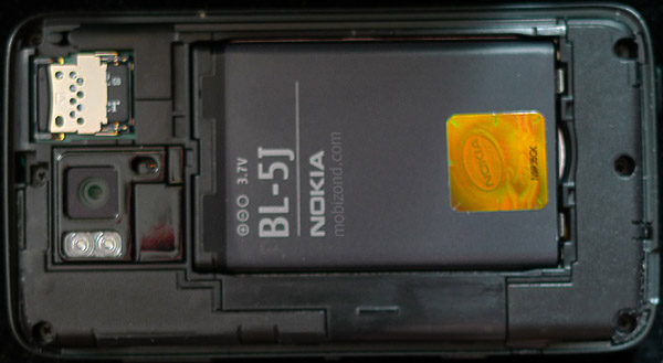 Под крышкой аккумулятора Nokia N900