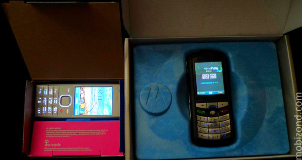 Внутри коробки Nokia X2 и Motorola E398