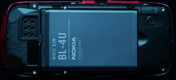 Под крышкой батареи Nokia Asha 300